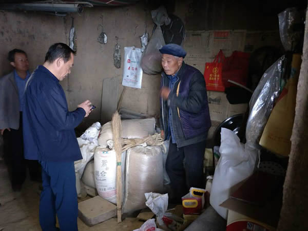 隴運(yùn)集團(tuán)公司黨委書記、董事長李寅祥同志深入琵琶鎮(zhèn)寧強(qiáng)村開展幫扶工作
