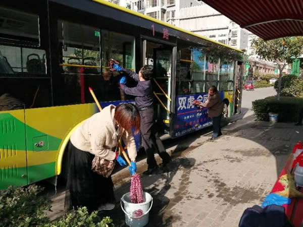 隴運集團公司機關黨支部 開展清潔公交車衛生主題黨日活動